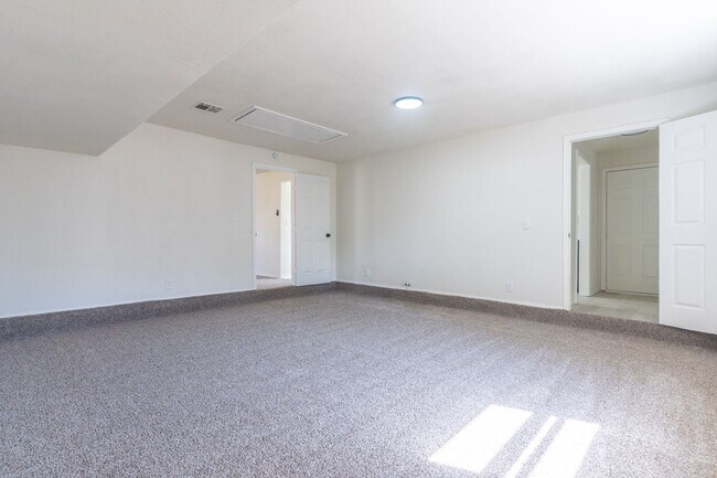 Building Photo - 2804 SE 47th St