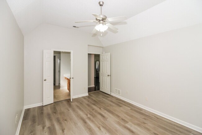 Building Photo - 9812 Southern Oak Way