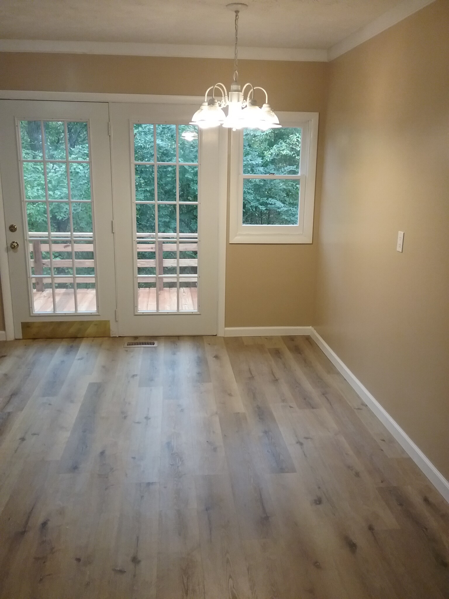 Building Photo - 692 Rivercliff Rd