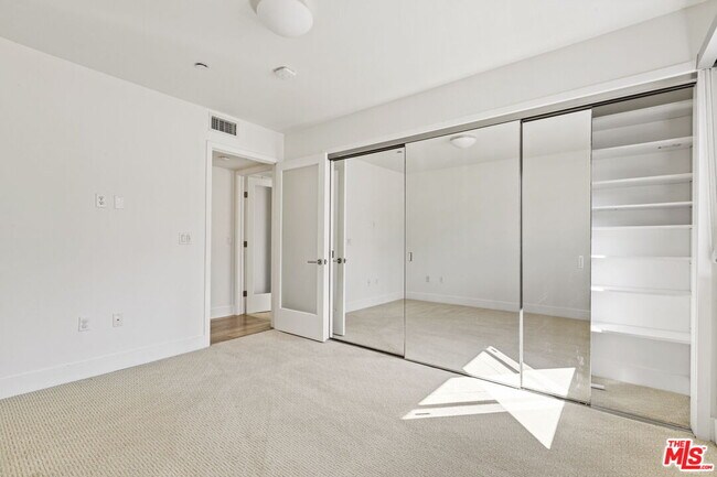 Building Photo - 11715 Goshen Ave