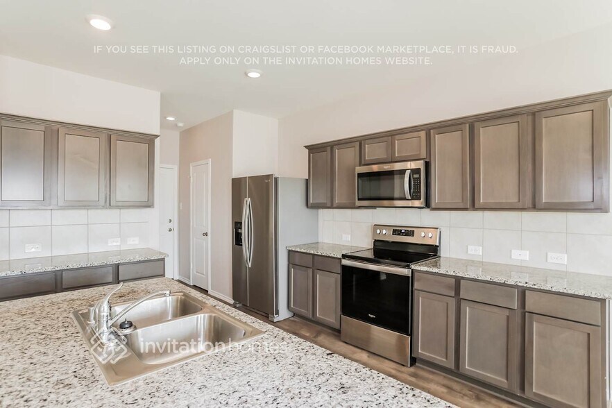Building Photo - 800 Alton Dr