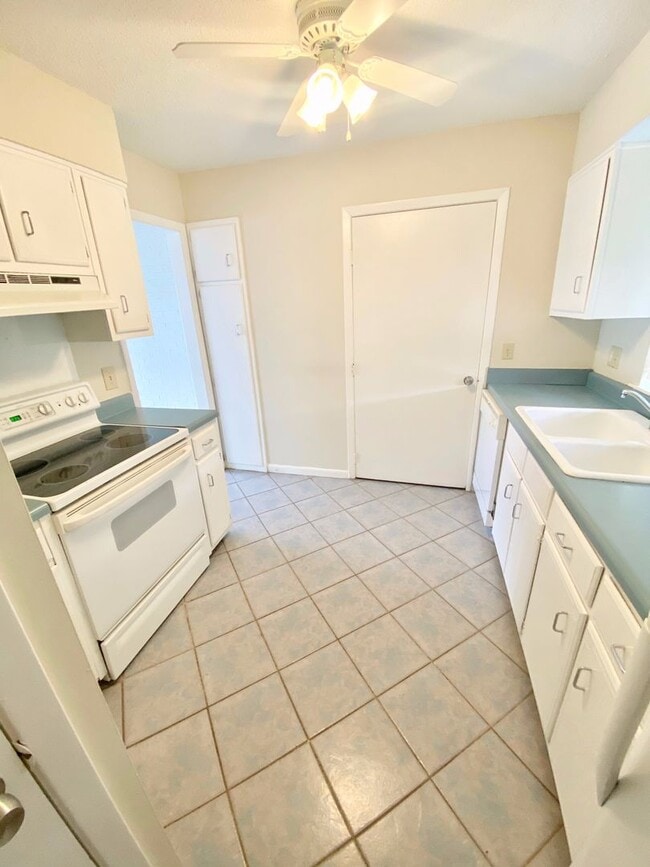 Building Photo - 2/1.5 NE Jackson Townhome