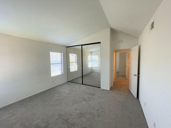 Building Photo - Large and Bright Mira Mesa Home