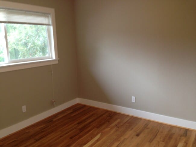 Building Photo - Upper 2 bed on Belmont! Hardwood floors, granite counters, tile in shower! All dogs welcome!