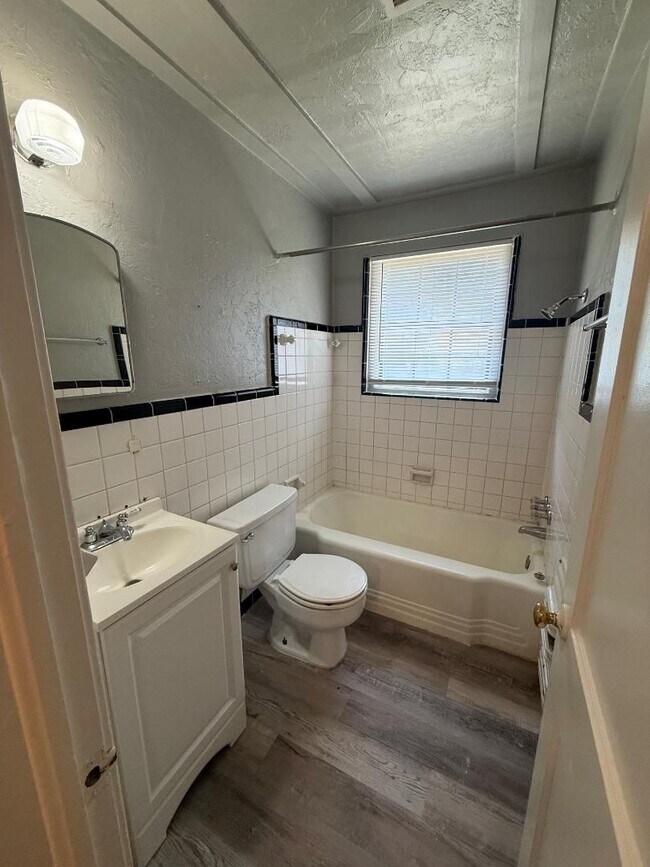 Building Photo - 1 Bedroom 1 Bathroom Duplex For Lease NOW!