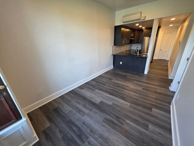 Building Photo - Newly Renovated 3 Bed Apartment *MOVE-IN S...