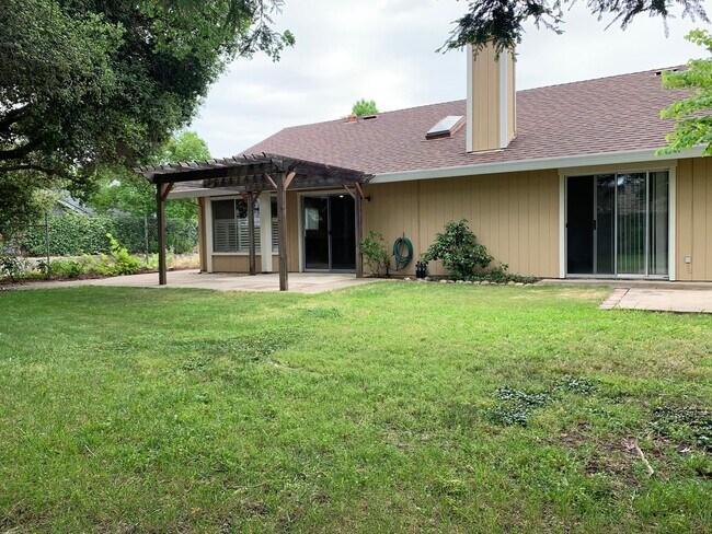 Building Photo - 3 bed 2 bath 2 car garage with mature trees