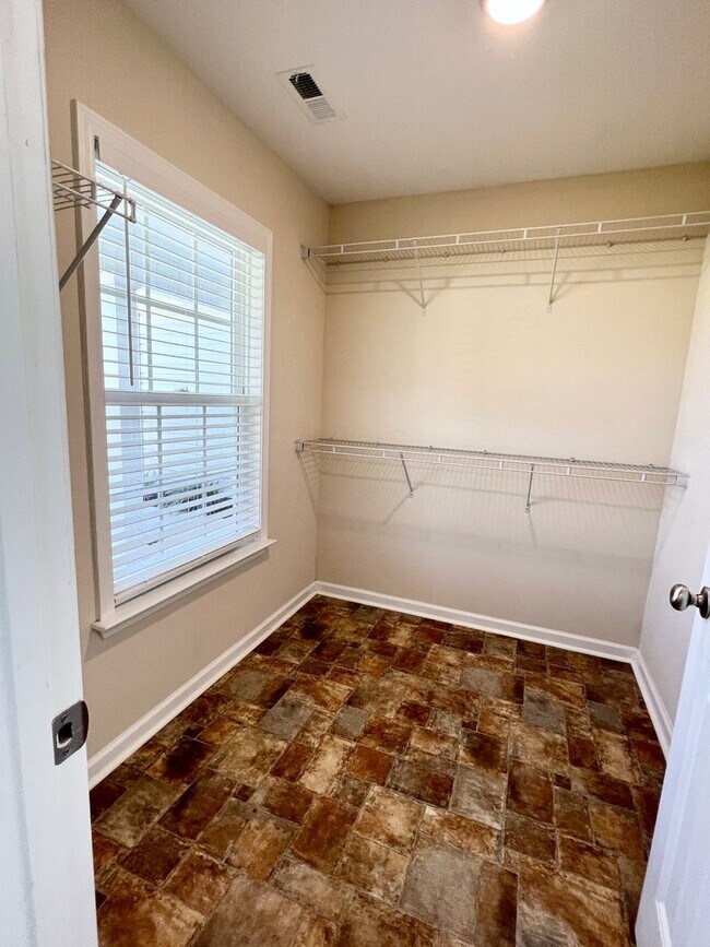 Building Photo - Beautiful home in Woodland Lakes! Extended...