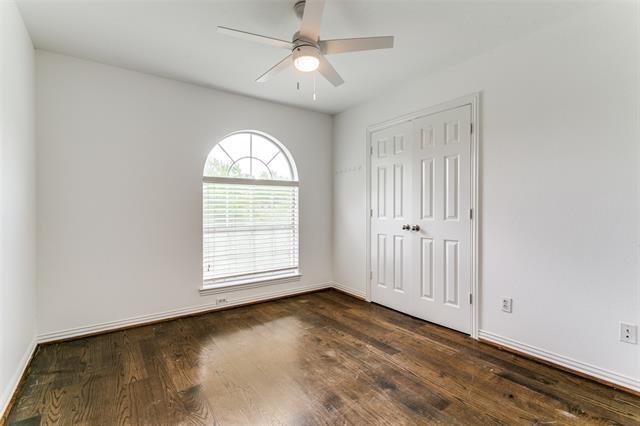 Building Photo - 900 Meadow Ln