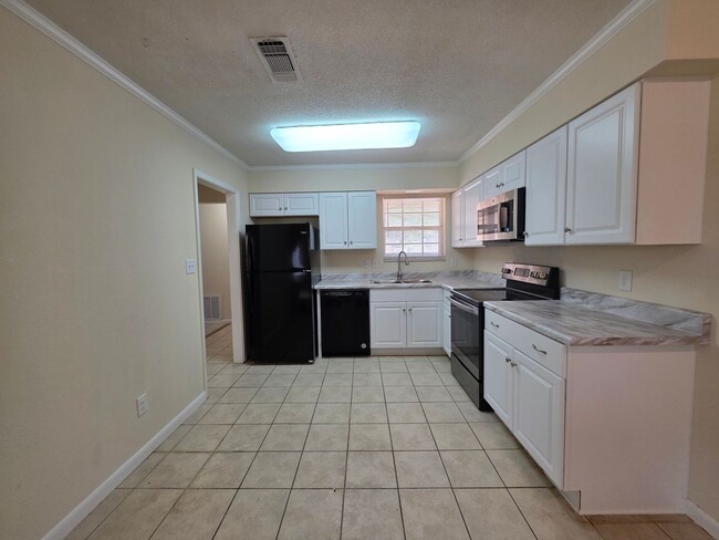 Building Photo - 5BR/2BA home with large family room