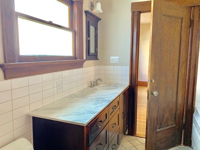 Building Photo - Advent- Low Deposit Rockridge Home W/ Beau...