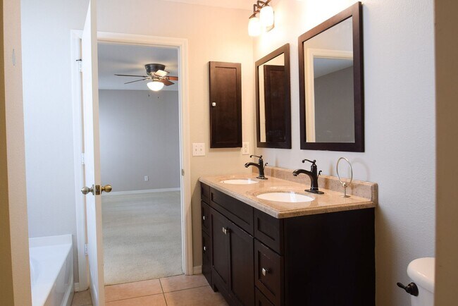 Building Photo - Comfortable 4/2.5 Home at Waterford Trails...