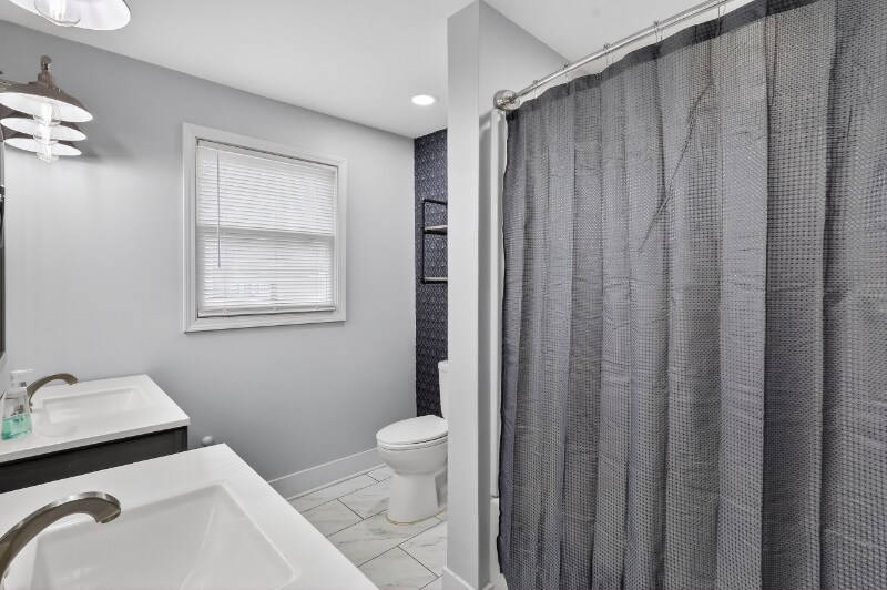 Building Photo - 430 N Linden St