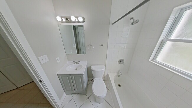 Building Photo - "4-Bedroom Home on Maple Street – Cozy Living Awaits in Roseville!"