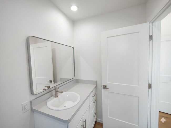 Building Photo - Fully Fenced Private Single-Level 2x2 Retreat in Bend with Bonus Office Nook!
