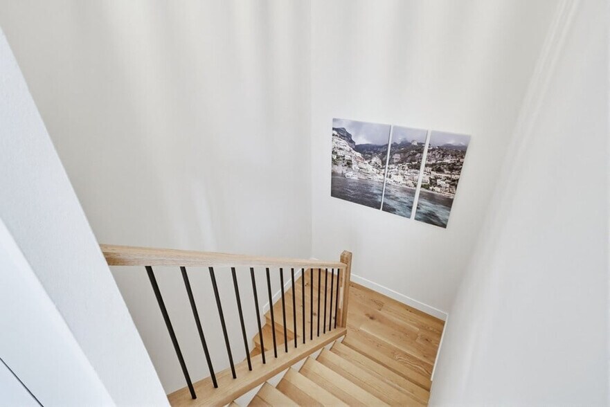 Building Photo - 561 S Sierra Ave