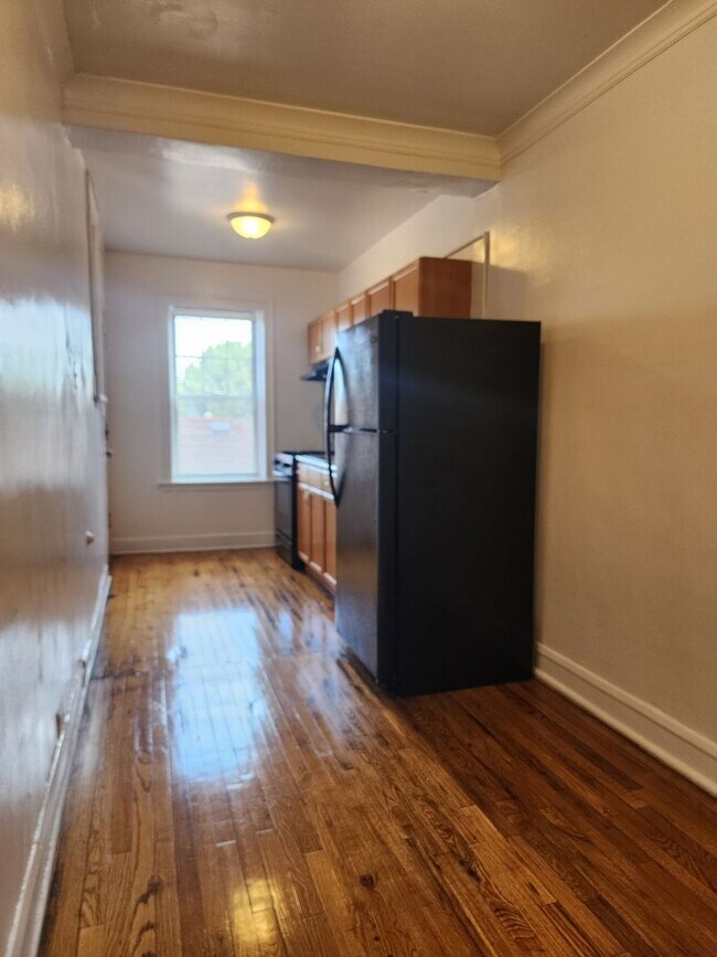 Building Photo - Spacious Belmont-Cragin One Bed/One Bath - Cats welcome! **Income Guidelines Apply**