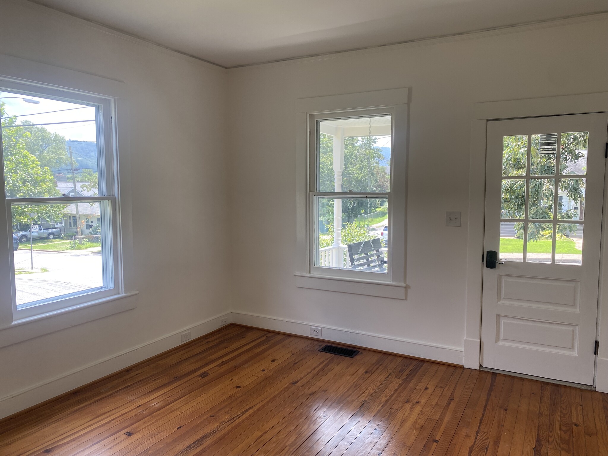living room - 719 Altavista Ave
