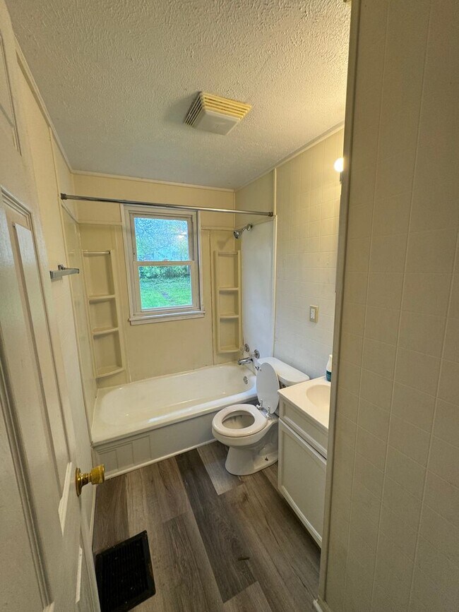 Building Photo - 2-Bedroom, 1-Bathroom Home – $995/Month