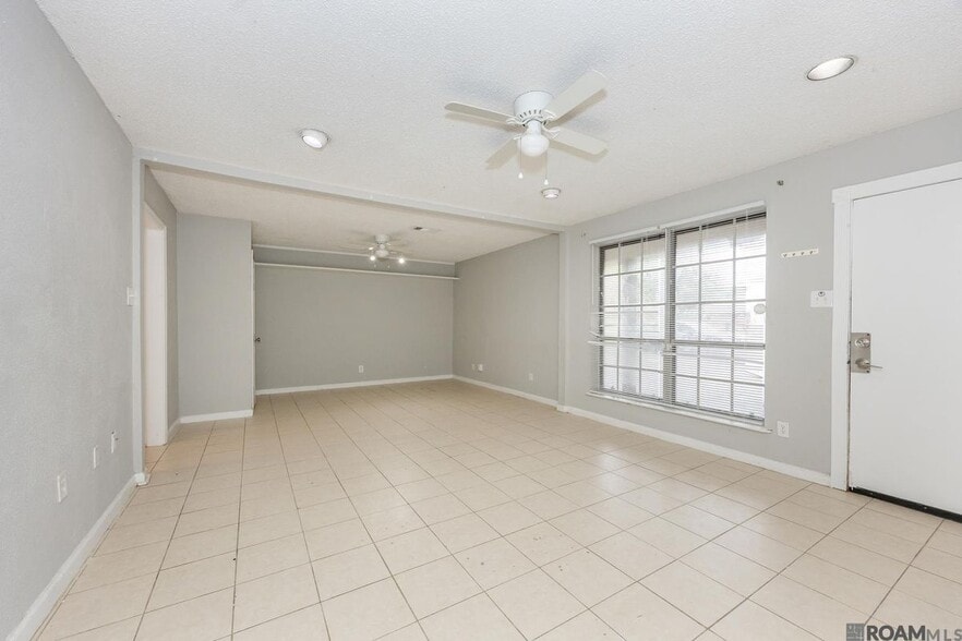 Building Photo - 7224 Meadow Park Ave