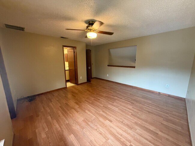 Building Photo - 5549 Cabot Dr N
