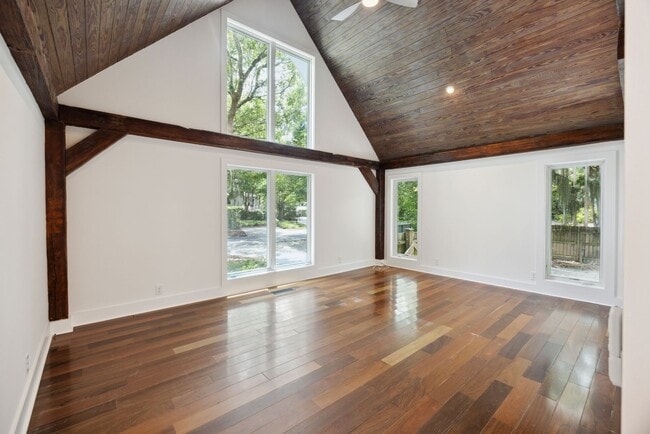 Building Photo - Available 6/15. Stunning, Fully-Rennovated...