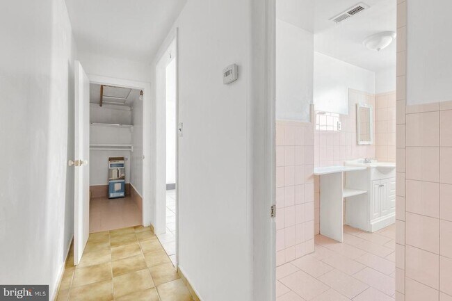 Building Photo - 2301 S 16th St