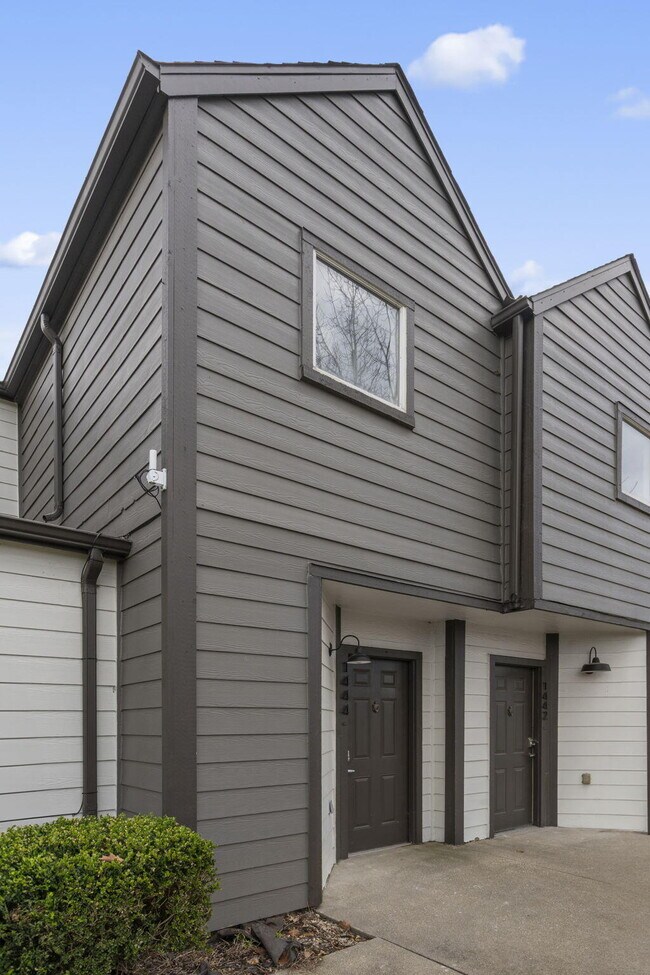 Building Photo - 1447 E Oakwood Ln