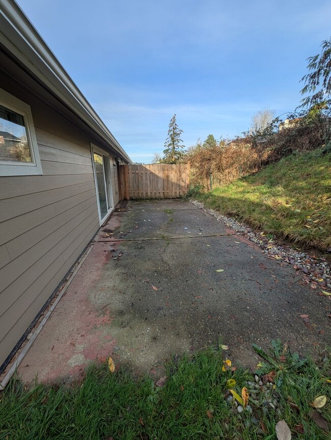 Building Photo - Updated Bremerton Duplex, Close to EVERYTH...