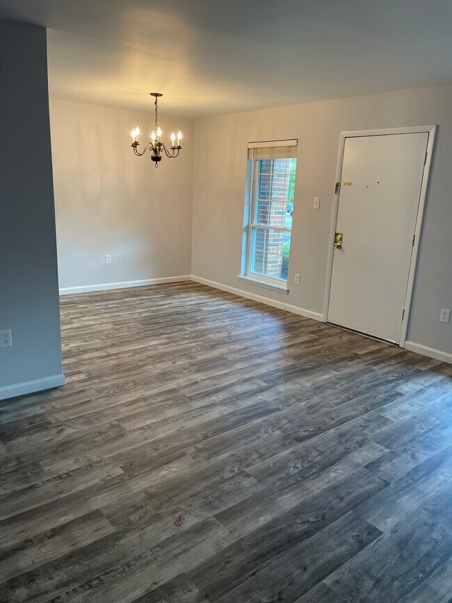 Building Photo - 900 Mountain Creek Rd