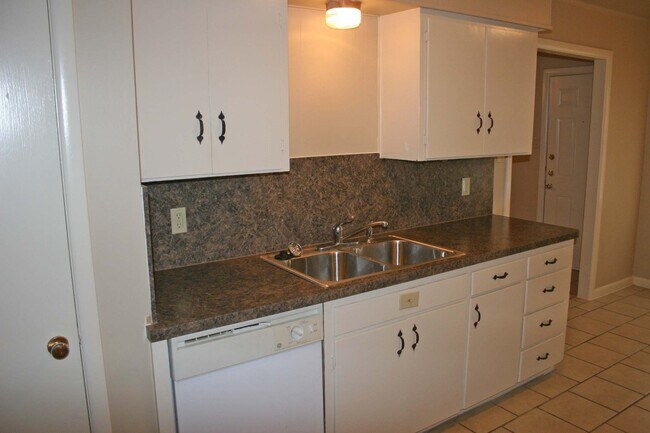 Building Photo - Lovely 3 Bdrm 2 Bath Home in Denton Texas w Large Shaded Yard