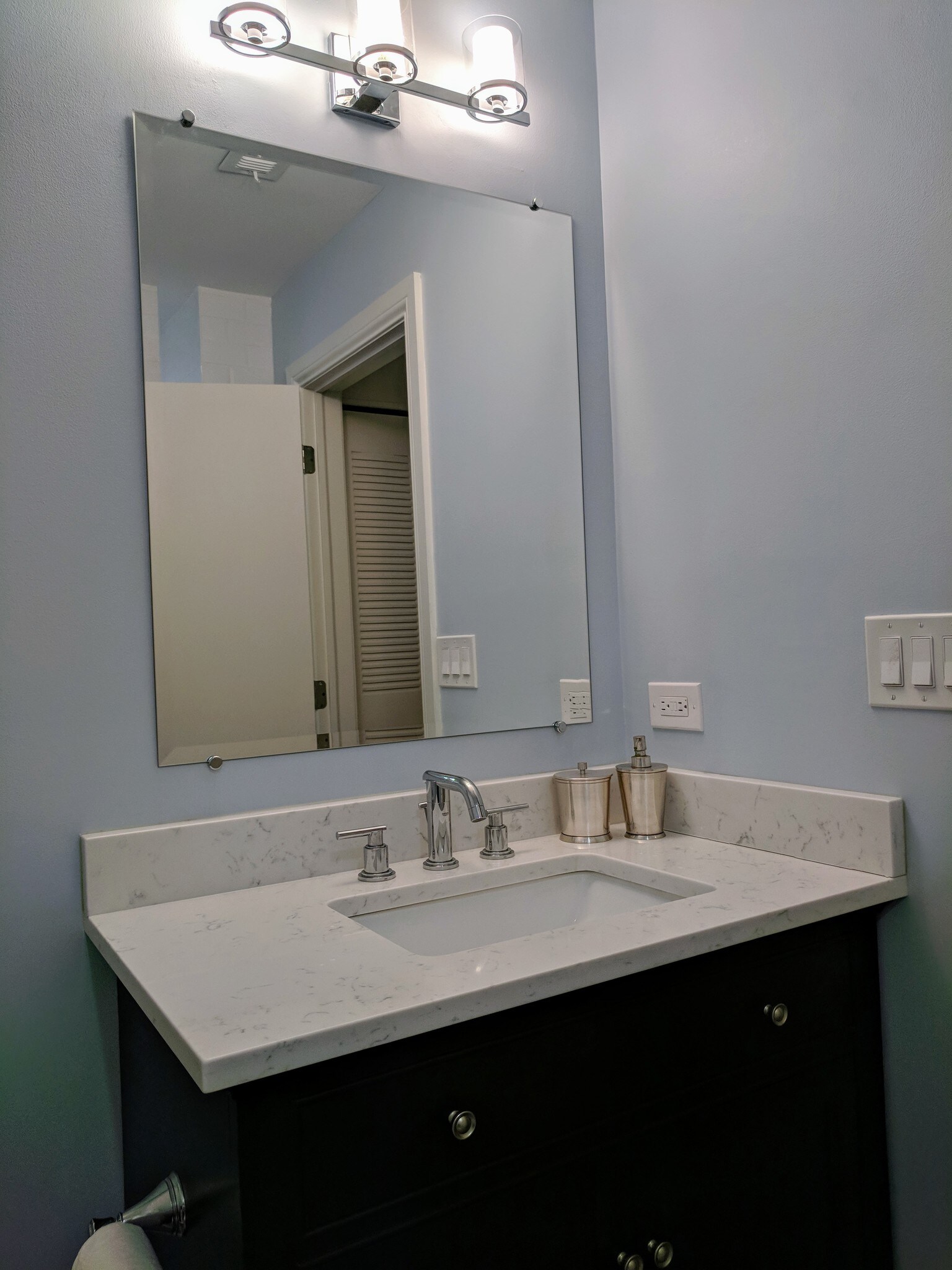 2nd Bath - 758 N Larrabee St