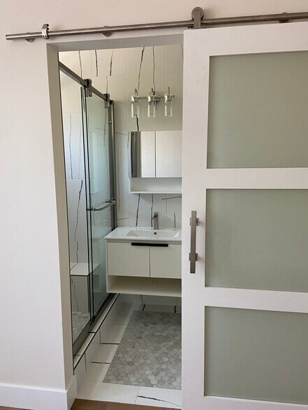 Building Photo - 2447 Alameda de las Pulgas