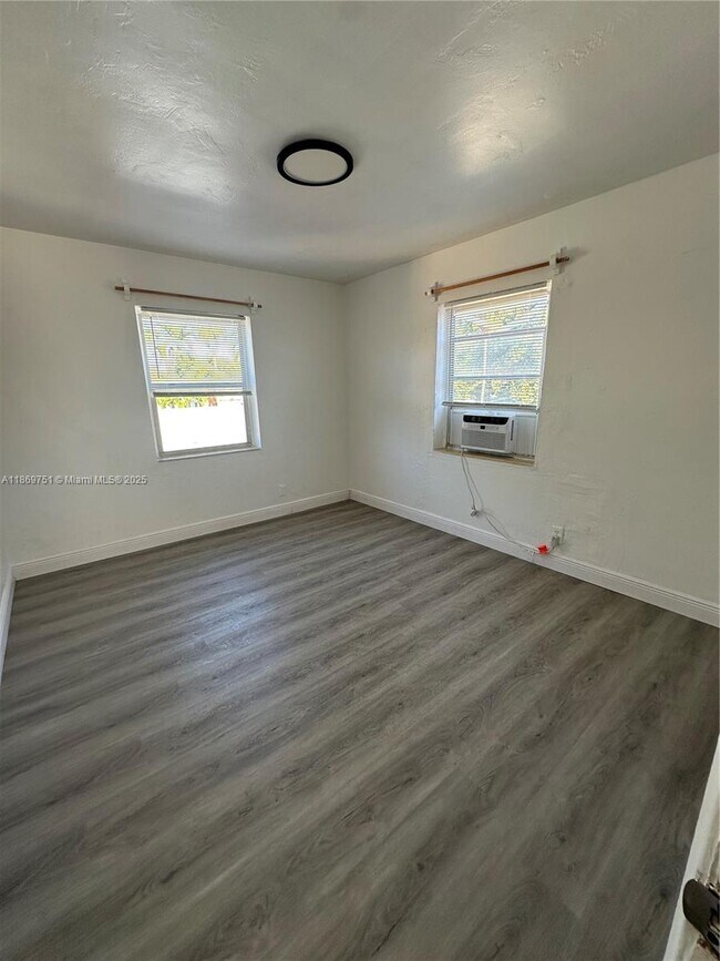 Building Photo - 660 NE 87th St