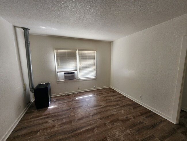 Building Photo - 2nd Ave 679-B