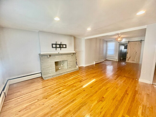 Building Photo - Beautifully Renovated 3-Bedroom 2.5 Rental...