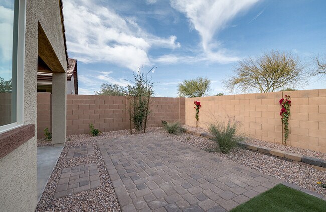 Building Photo - 1740 E Fontana Dr