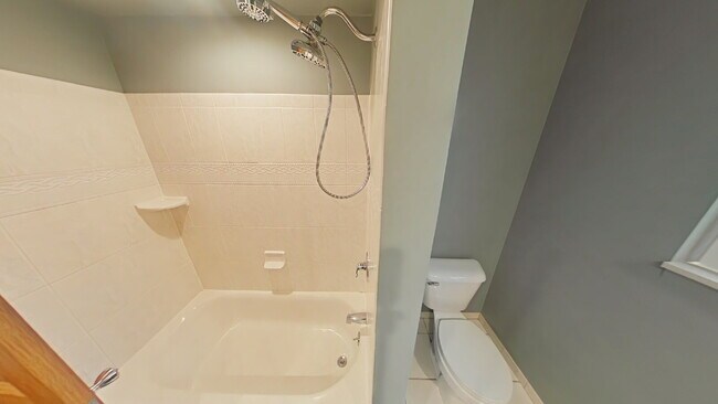 Building Photo - "3-Bed Home in Sterling Heights: Granite K...