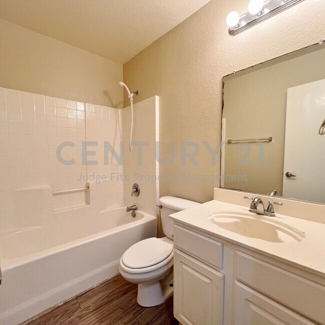 Building Photo - Beautifully Maintained 3/2/2 in NORTHWEST ...