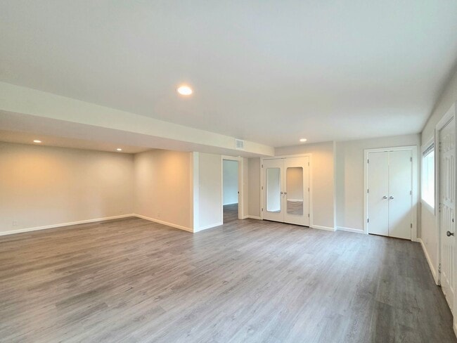 Building Photo - 4 Bed, 2 Bath -- Newly Renovated -- Home on Wenatchee Golf & Country Club's 16th Fairway**