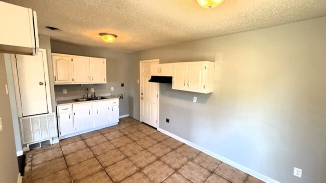 Building Photo - 896 Leacrest Ave