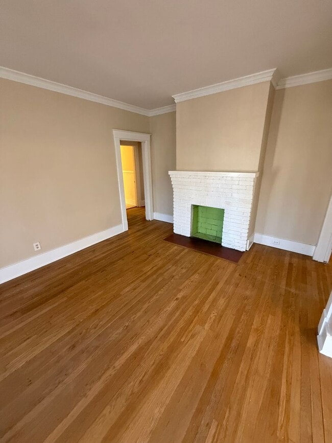 Building Photo - Newly Renovated Cozy & Convenient