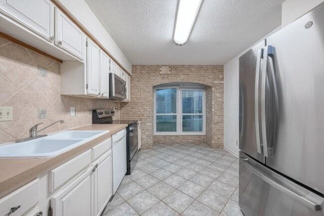 Building Photo - 8450 Ariel St