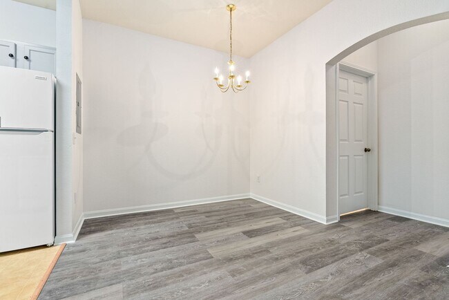 Building Photo - 447 W Longleaf Dr