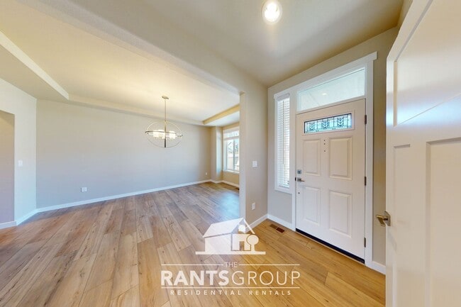 Building Photo - Beautiful Newer Home! Easy I5 access!