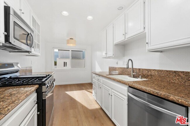 Building Photo - 1550 Palisades Dr