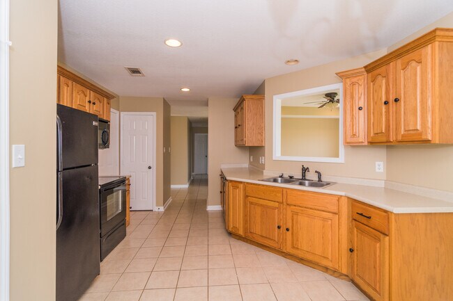 Building Photo - 3 Bedroom, 2 Bath Home in Valley View with Privacy Fenced in Backyard! June move in!!