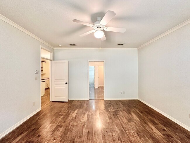 Building Photo - Tour Today! Show Stopping Home in Flint!