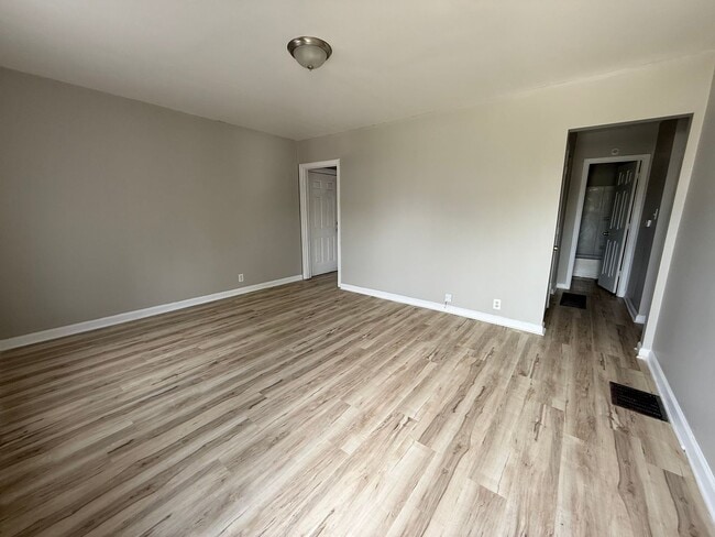 Building Photo - New Listing - Brookside Park 3 Bedroom Home