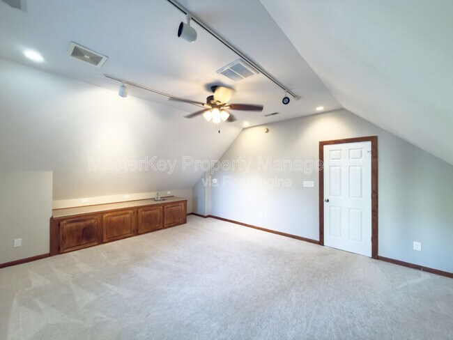 Building Photo - 251 Tillamook Dr